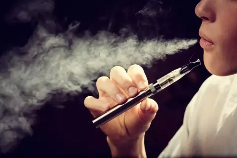 A vaping segít a cigizésről való leszokásban, de a nikotinfüggőséget nem oldja meg