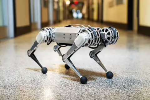 Itt az első négylábú robot, amely szaltózik