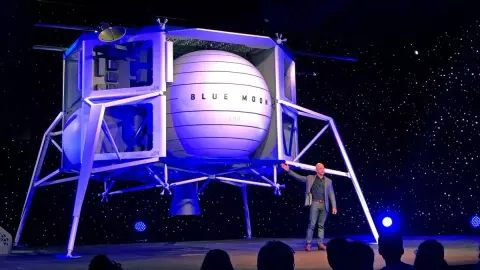 Jeff Bezos 2024-re embert juttatna a Holdra