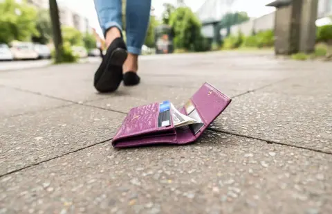 Inkább visszaadjuk a talált pénztárcát, ha sok pénz van benne