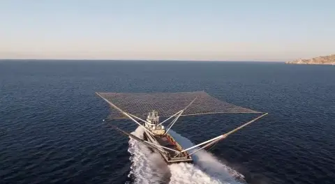 Ezúttal még a rakéta orrkúpjának egyik felét is elkapta a SpaceX