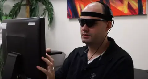 Részben helyreállítja a vakok látását egy újfajta agyi implantátum