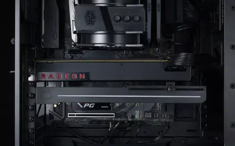 A videokártyát és az alaplap PCI Express x16-os slotját védi az új RGB LED-es kiegészítő