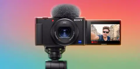 Vloggereknek tervezett kompakt, de sokoldalú kamerát a Sony