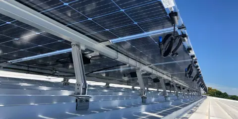 Kétoldalú, forgatható napelemekkel jelentősen több energia nyerhető