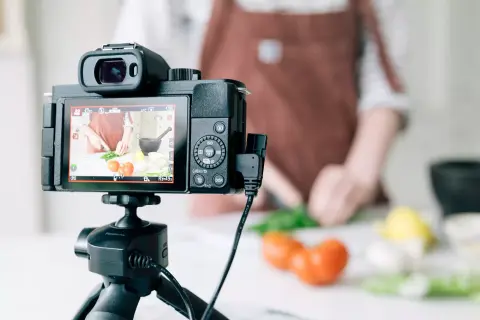 Hamarosan érkezik a kompakt Panasonic Lumix G100-as fényképező