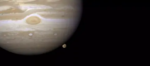 A Juno lefotózta a Ganümédész északi pólusát