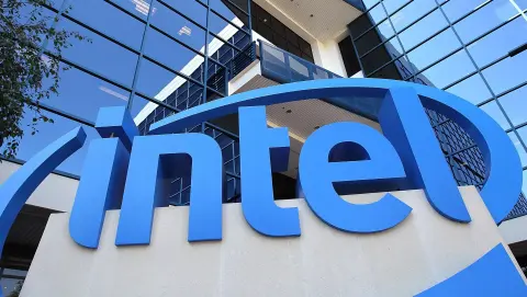 Nem csak átszervezéssel, új logókkal is erősít az Intel