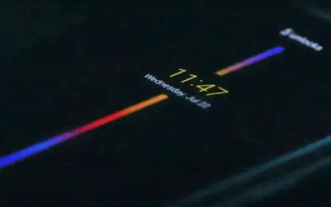 Videón mutatja be a OnePlus, hogy készül az AoD mód