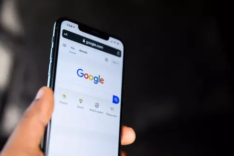 Saját keresőmotoron dolgozhat az Apple, a Google helyettesítésére