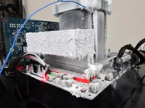 DDR4-7004 MHz: Új memória-órajel világrekord született!