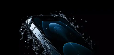 Megbüntették az Apple-t az iPhone-ok vízállóságának reklámozása okán
