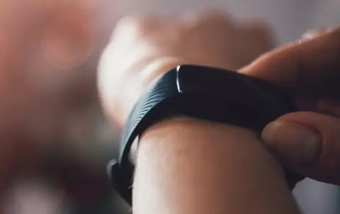 Jön a OnePlus fitneszkarperece