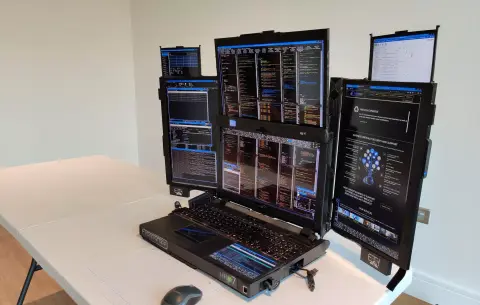 Ilyen egy 7 kijelzővel felvértezett extrém notebook
