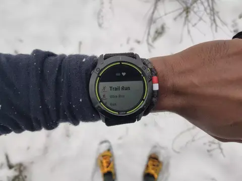 Kitartó sportolókat célozva jön a 65 napos üzemidejű Garmin óra