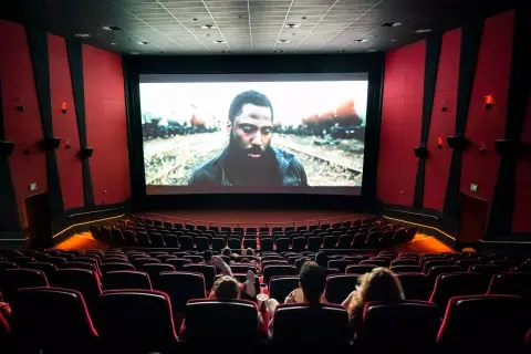 Kevesebb ideig kell majd moziban mennie egy filmnek, hamarabb jöhet streamingre