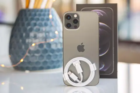 Megbüntették az Apple-t a töltők elhagyása miatt