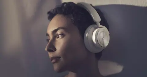 Csodálatos dizájn és kiváló üzemidő találkozik a Bang & Olufsen új fejhallgatójánál
