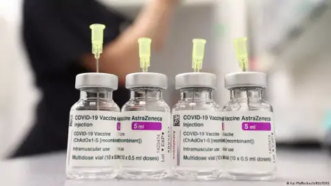 Besorolják az AstraZeneca vakcinájának mellékhatásai közé a véralvadási zavarokat