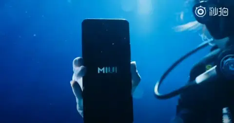 Víz alatt csomagolták ki a Mi 11 Ultrát