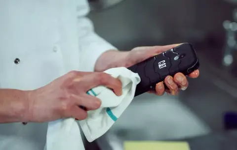 Antimikrobiális burkolattal jött Cat strapabíró mobilok párosa