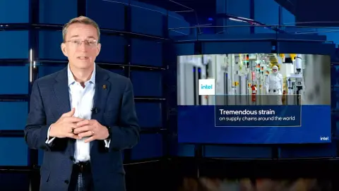 Az Intel vezére szerint még két évig tarthat a chiphiány