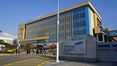 Bőrre tapasztható OLED kijelzőt jelentett be a Samsung