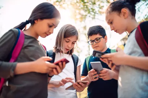 Elrejti a nyilvánosság elől a fiatalokat az Instagram