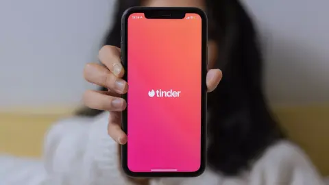 Globálisan bevezeti az igazolványos azonosítási funkciót a Tinder