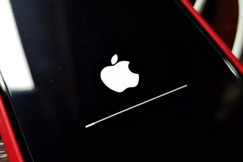 A Pegasus-botrányhoz is köthető javítást kapott az iOS, érdemes azonnal frissíteni