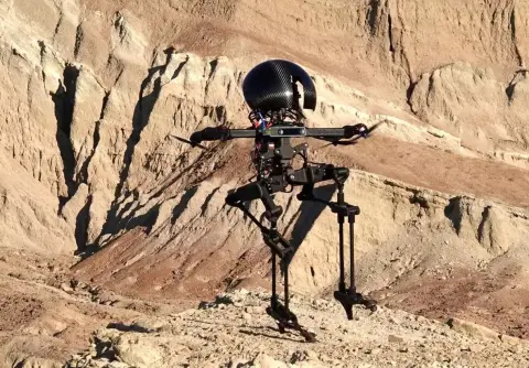 Propellerkarokkal egyensúlyoz egy kétlábú robot