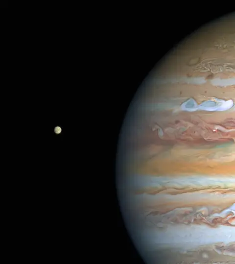 Víz tartós jelenlétét igazolta a Hubble az Europén