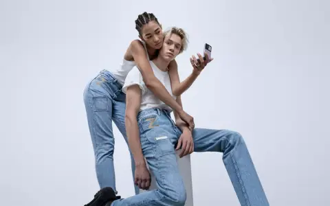 350 ezer forintos farmernadrág, külön zsebbel a Galaxy Z Flip3 számára