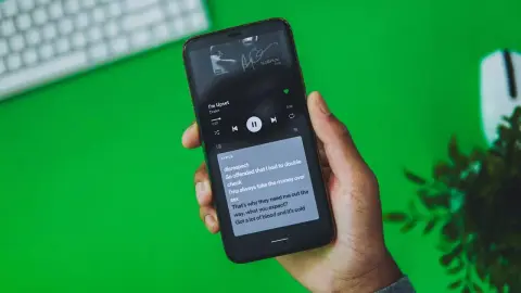 Mostantól bárki számára elérhetőek a dalszövegek Spotify-on
