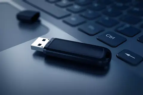 Detonátort kapott az oroszok önmegsemmisítő pendrive-prototípusa