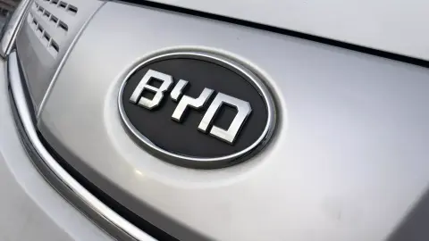 Autóközpontú okosórát dob piacra a BYD
