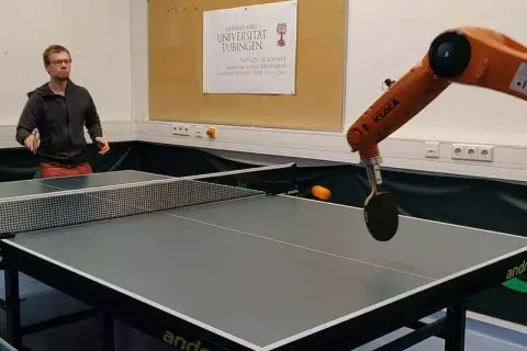 90 perc alatt tanult meg pingpongozni egy robot