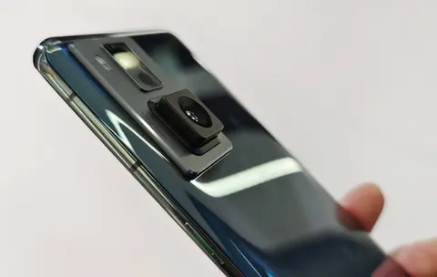 Az Oppo is kijelzőt tenne a kamera mellé, és jobb zoomot biztosítana a kameránál