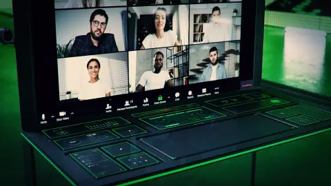 OLED kijelzős moduláris gamer asztal és haptikus gamer szék a Razer műhelyéből