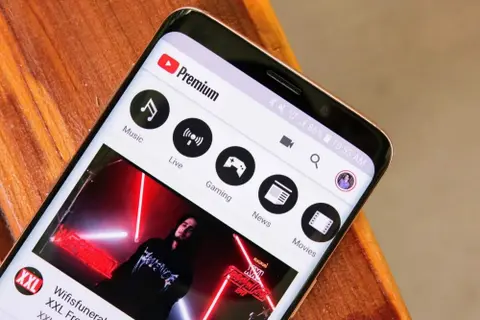 Már éves előfizetést is nyújt a YouTube