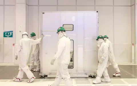 Már el is kezdték berendezni az Intel írországi üzemét