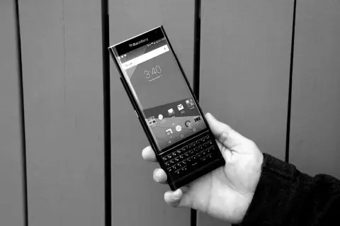 Mégsem lesz fizikai gombsoros, 5G-s BlackBerry okostelefon
