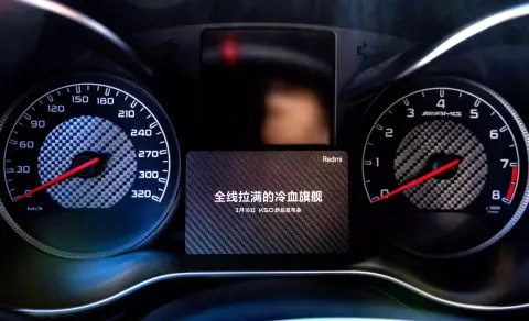 A Redmi a Mercedes partnere lett, jön a K50 speciális kiadása