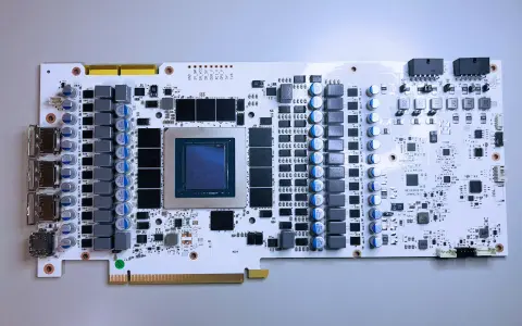 Extrém GeForce RTX 3090 Ti videokártyát készített a Galax