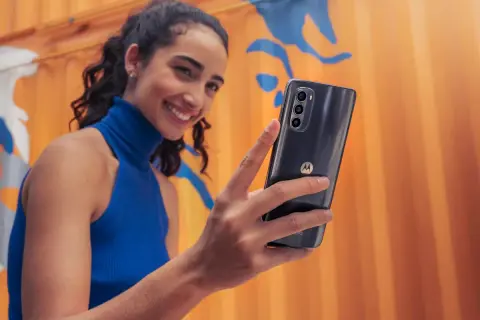 AMOLED kijelzőt és 50 MPixeles kamerát hoz a Moto G52