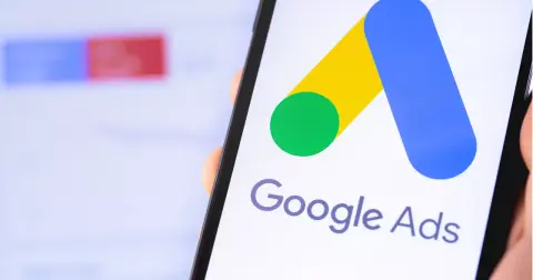 Felfüggeszti a háborúval kapcsolatos hirdetéseket a Google