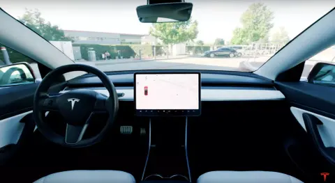 Magánrepülővel ütközött egy sofőr nélküli Tesla