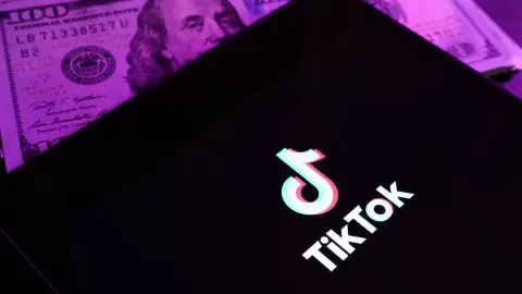 Jönnek a reklámok és fizetni fog a tartalomgyártóknak a TikTok