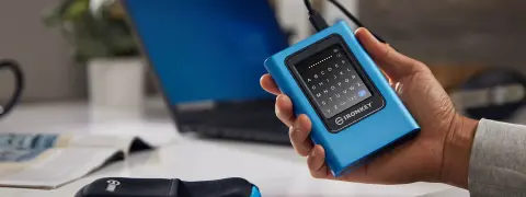 Érintőkijelzős külső SSD a Kingstontól, adattitkosítással