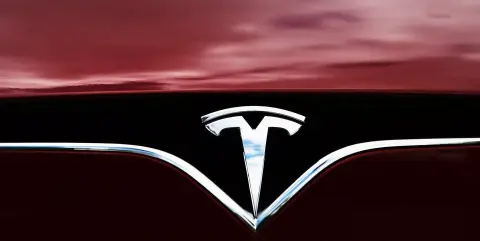 Feldarabolhatják a Tesla részvényeit, távozik a cégtől Larry Ellison